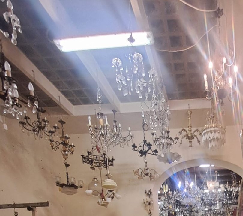 Il soffitto del magazzino, decine di lampadari appesi
