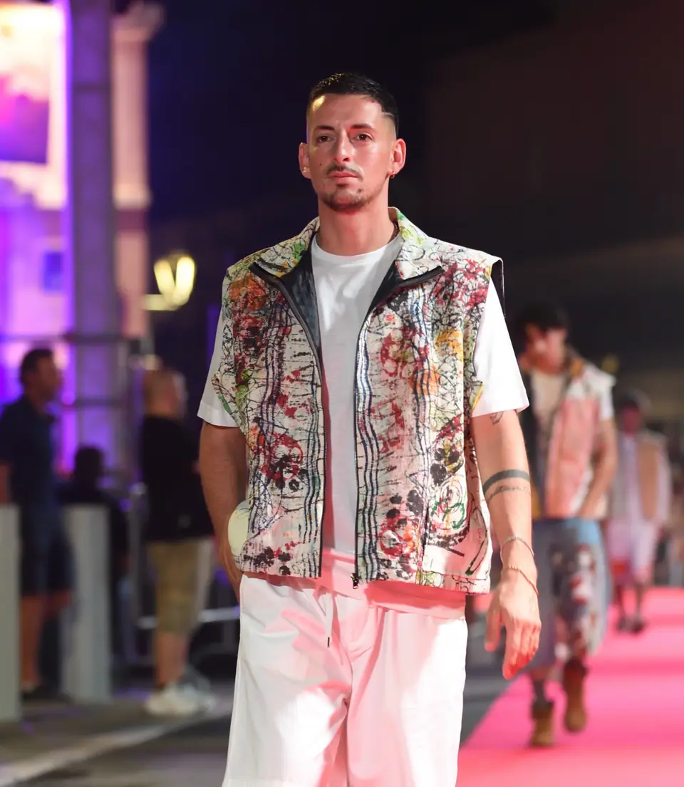 Gilet Bianco, altro scatto in passerella