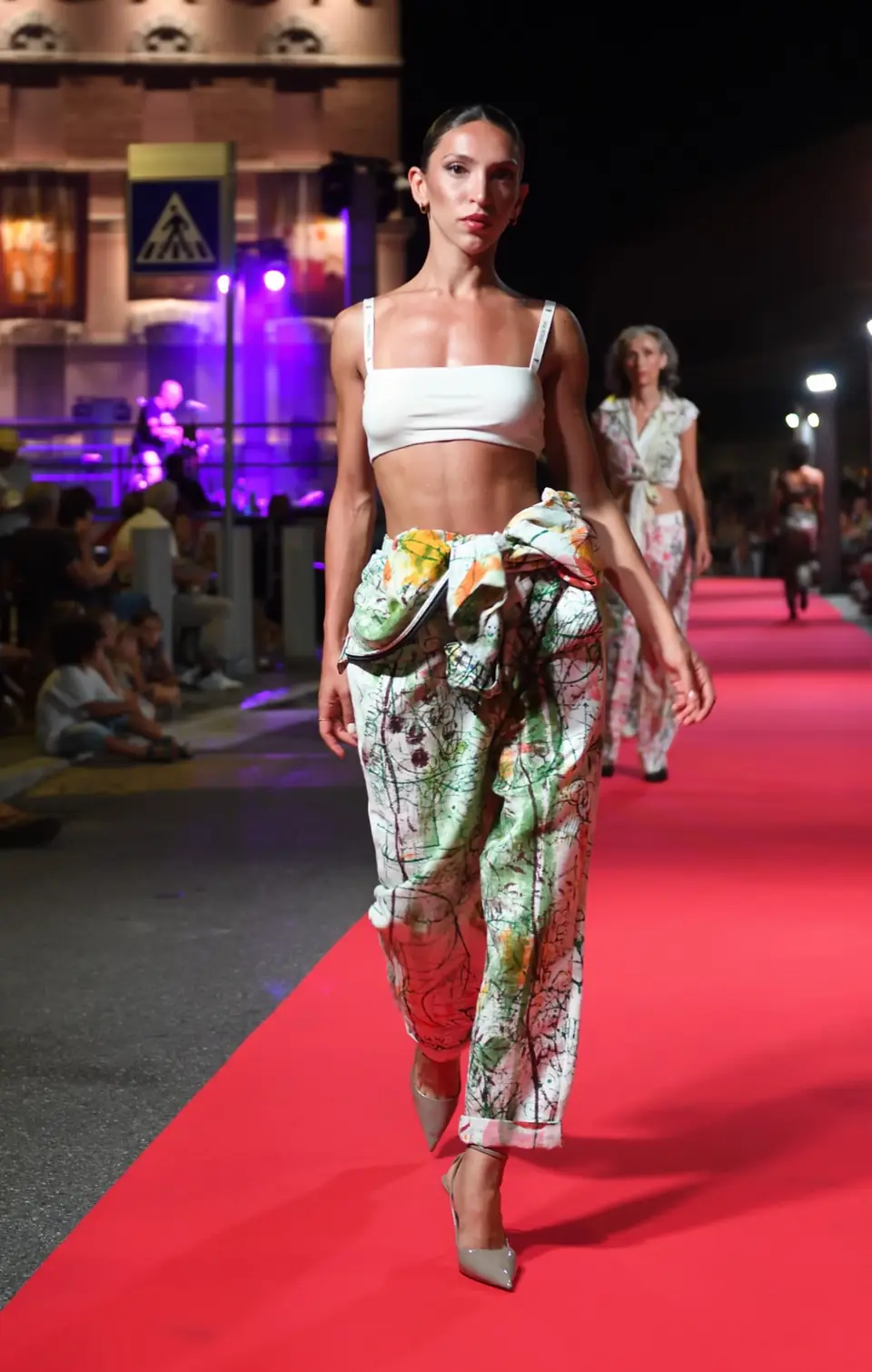 Drappo, Fascia bianca, pantalone con drappo