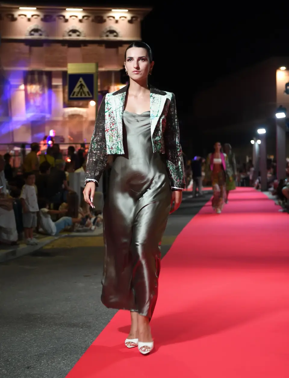 Argento, altro scatto in passerella