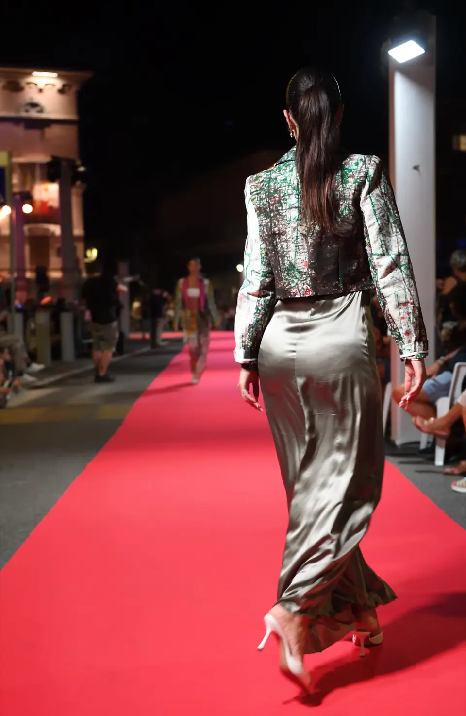 Argento, altro scatto in passerella