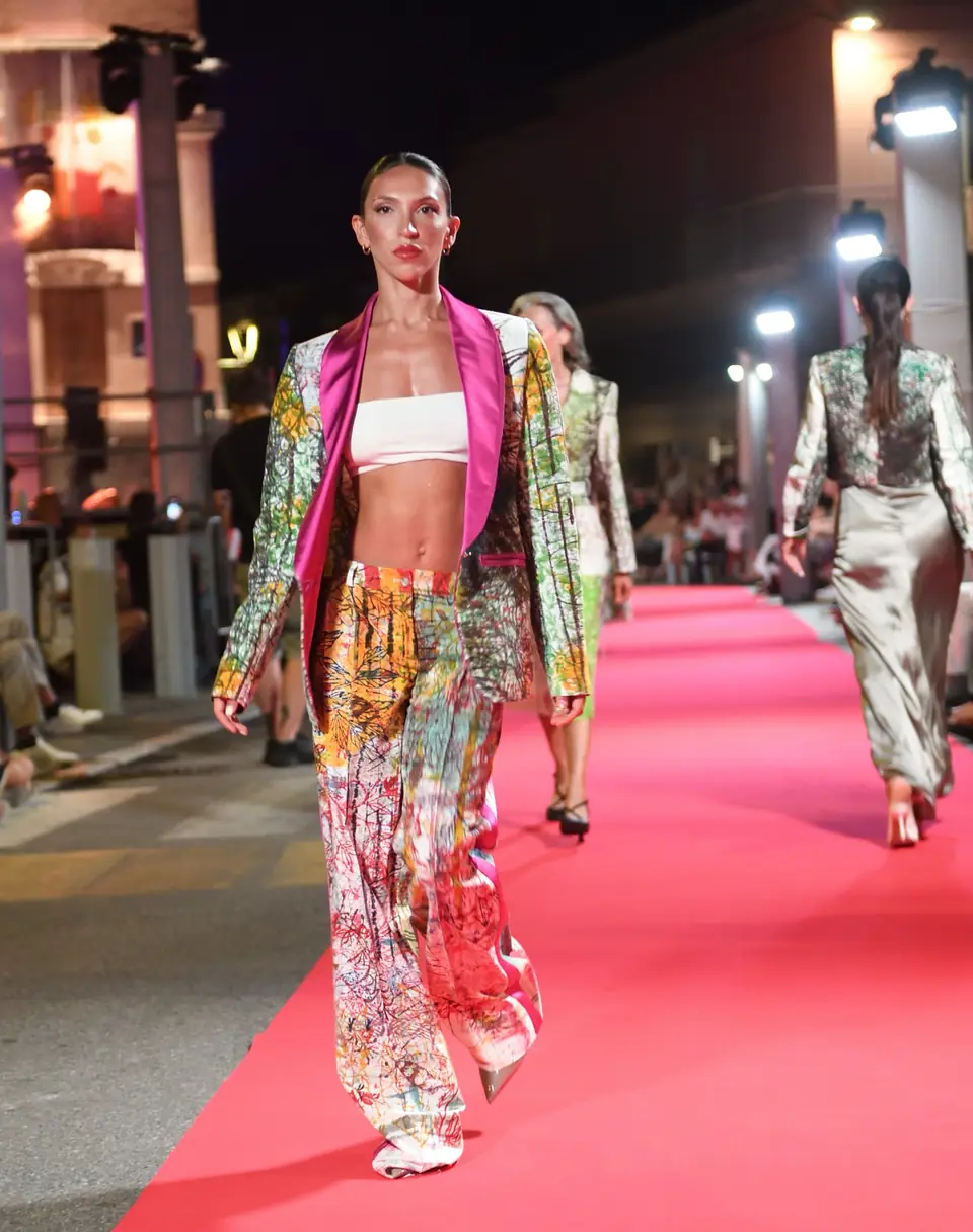 Giacca Rosa, Giacca rosa, bustier, pantalone stampato