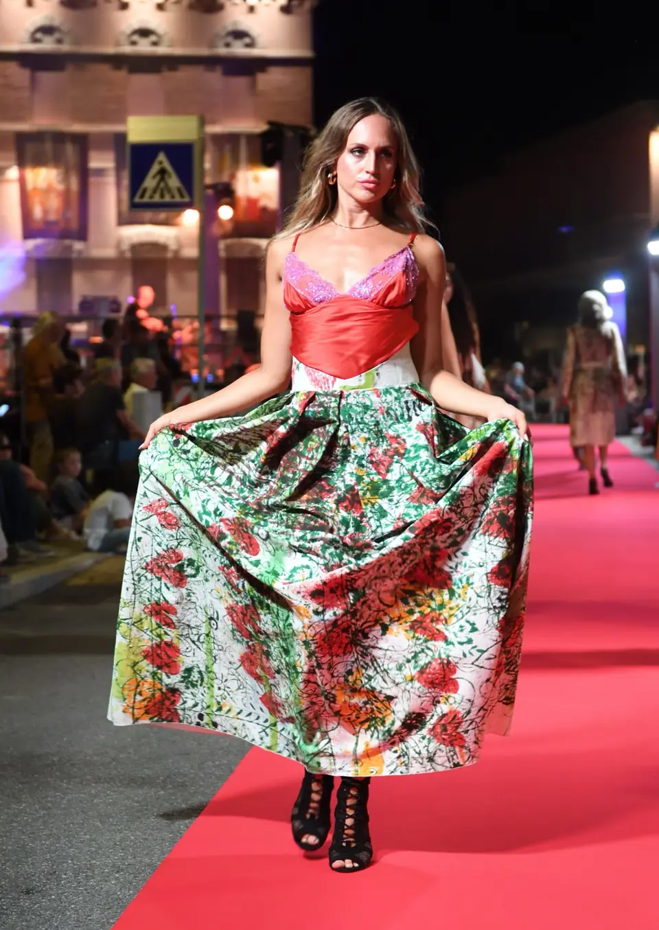 Bustier Rosso, altro scatto in passerella