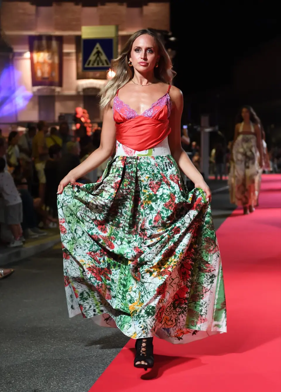 Bustier Rosso, Bustier rosso, gonna lunga a fiori