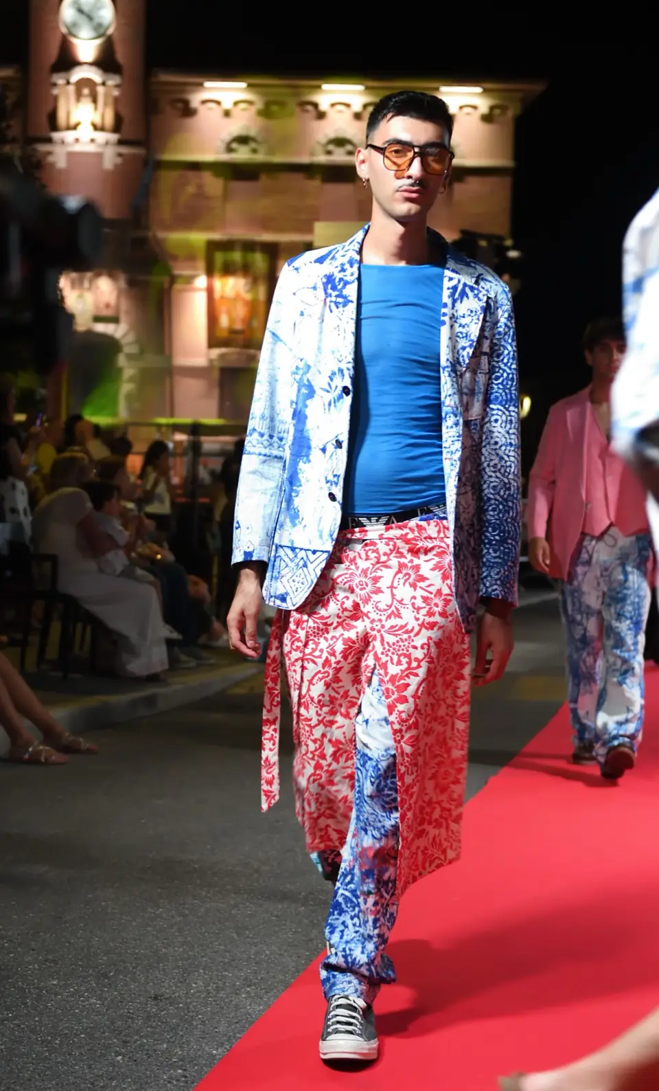 Azzurro, Giacca azzurra stampata, pantalone rosso