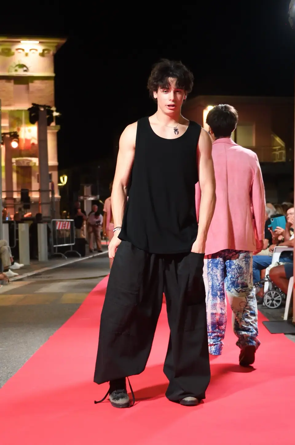 Nero Ampio, Canotta nera, pantalone nero ampio