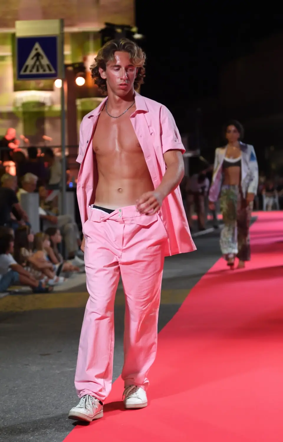 Completo Rosa, altro scatto in passerella