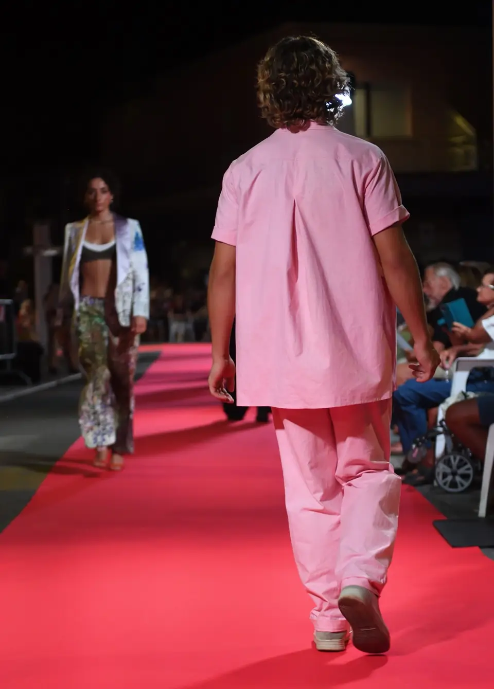 Completo Rosa, altro scatto in passerella
