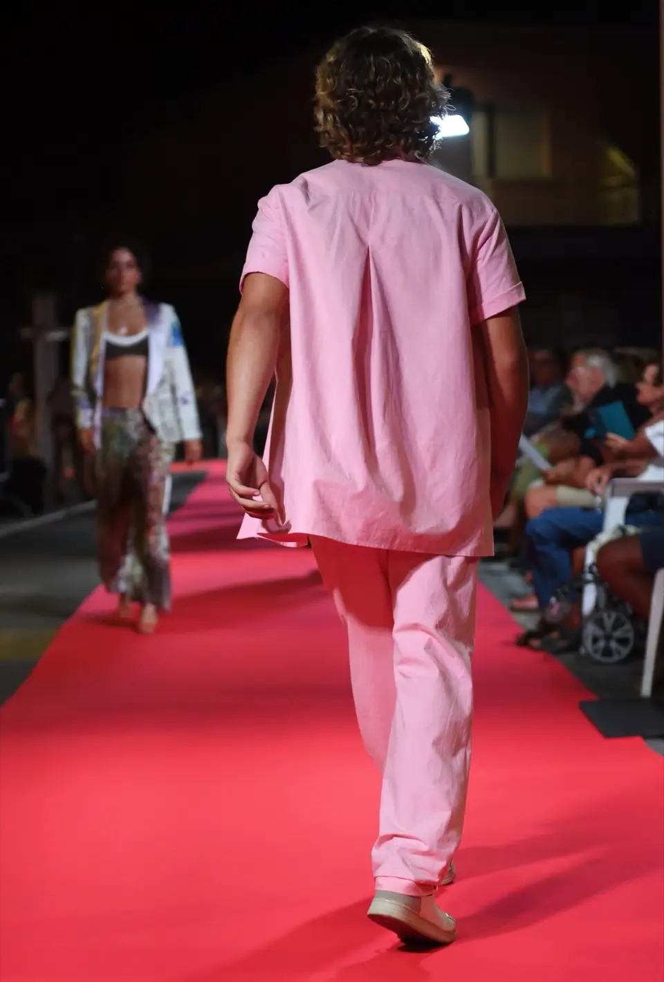 Completo Rosa, altro scatto in passerella