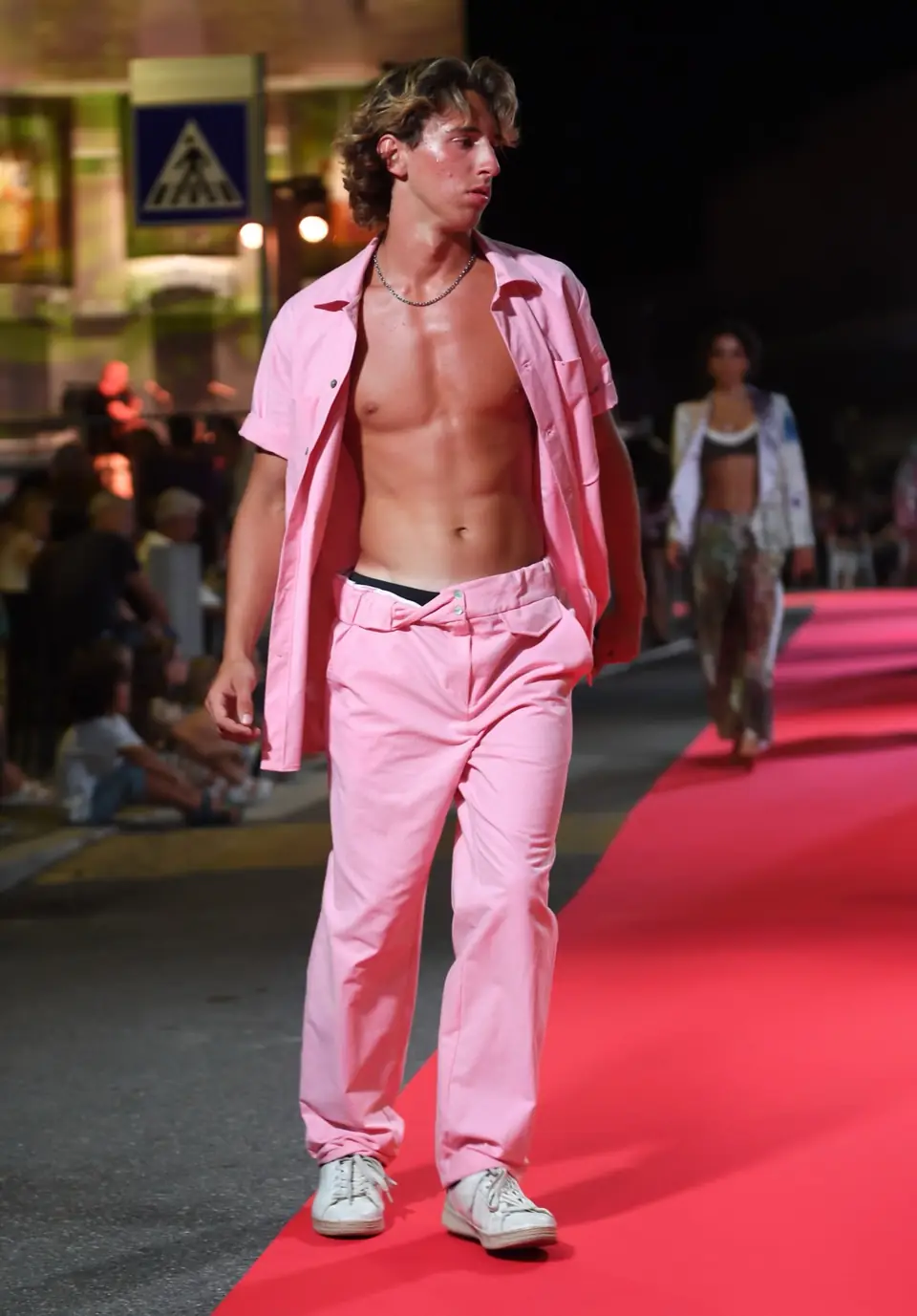 Completo Rosa, Completo rosa, camicia aperta