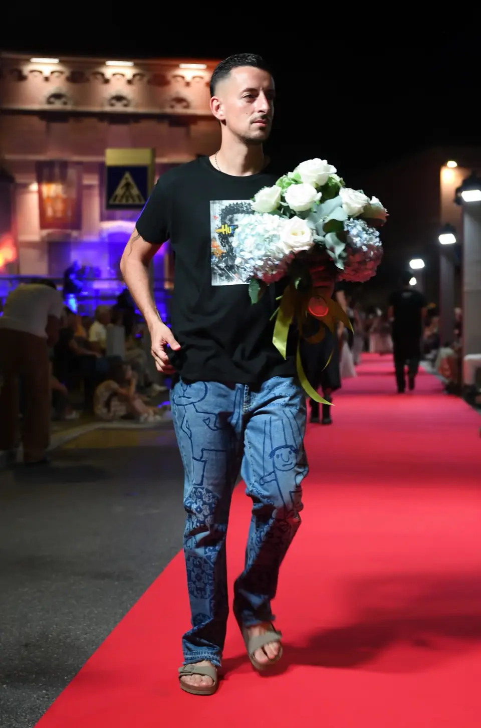 T-shirt Ritratto, T-shirt nera stampata, jeans