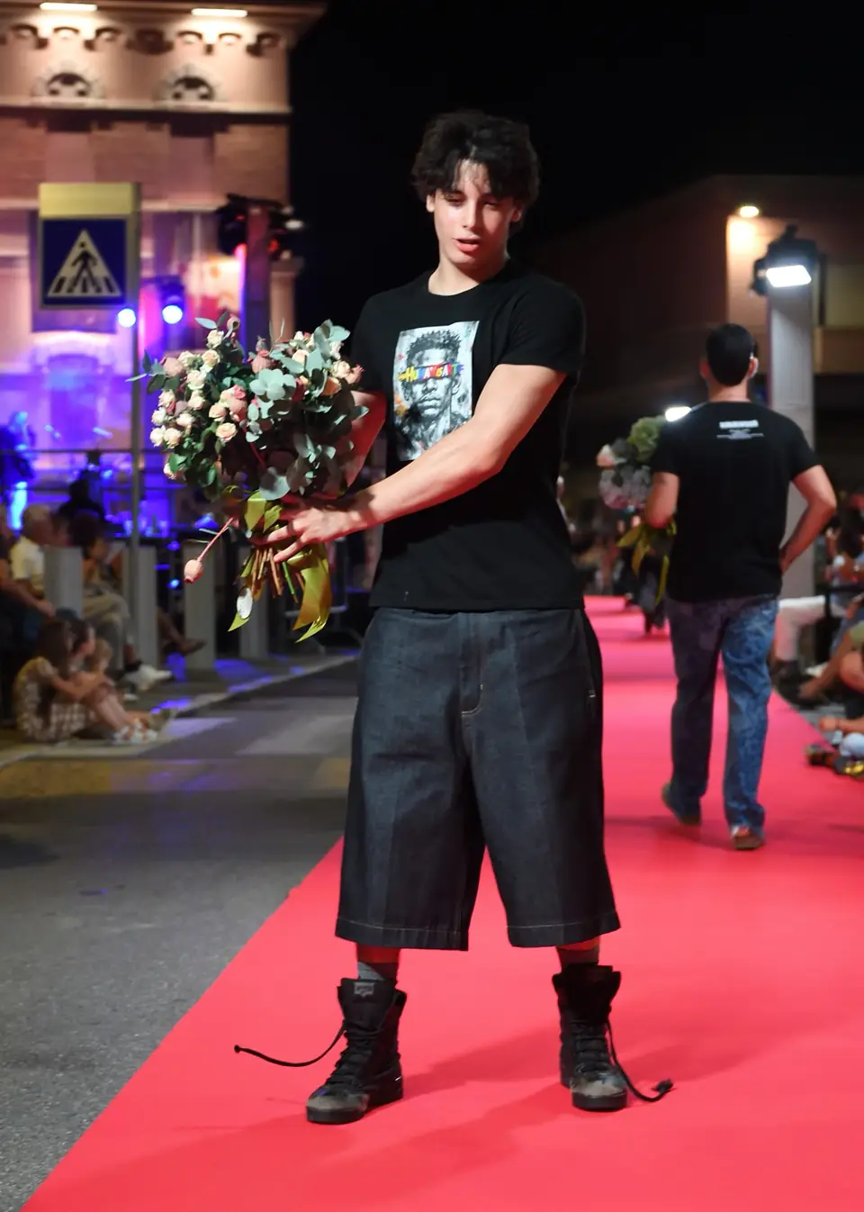 Nero Ritratto, T-shirt nera stampata, pantalone ampio