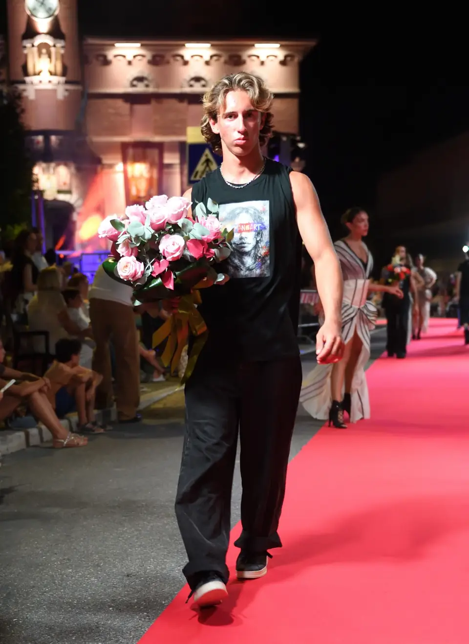 Finale, T-shirt stampata, pantalone nero