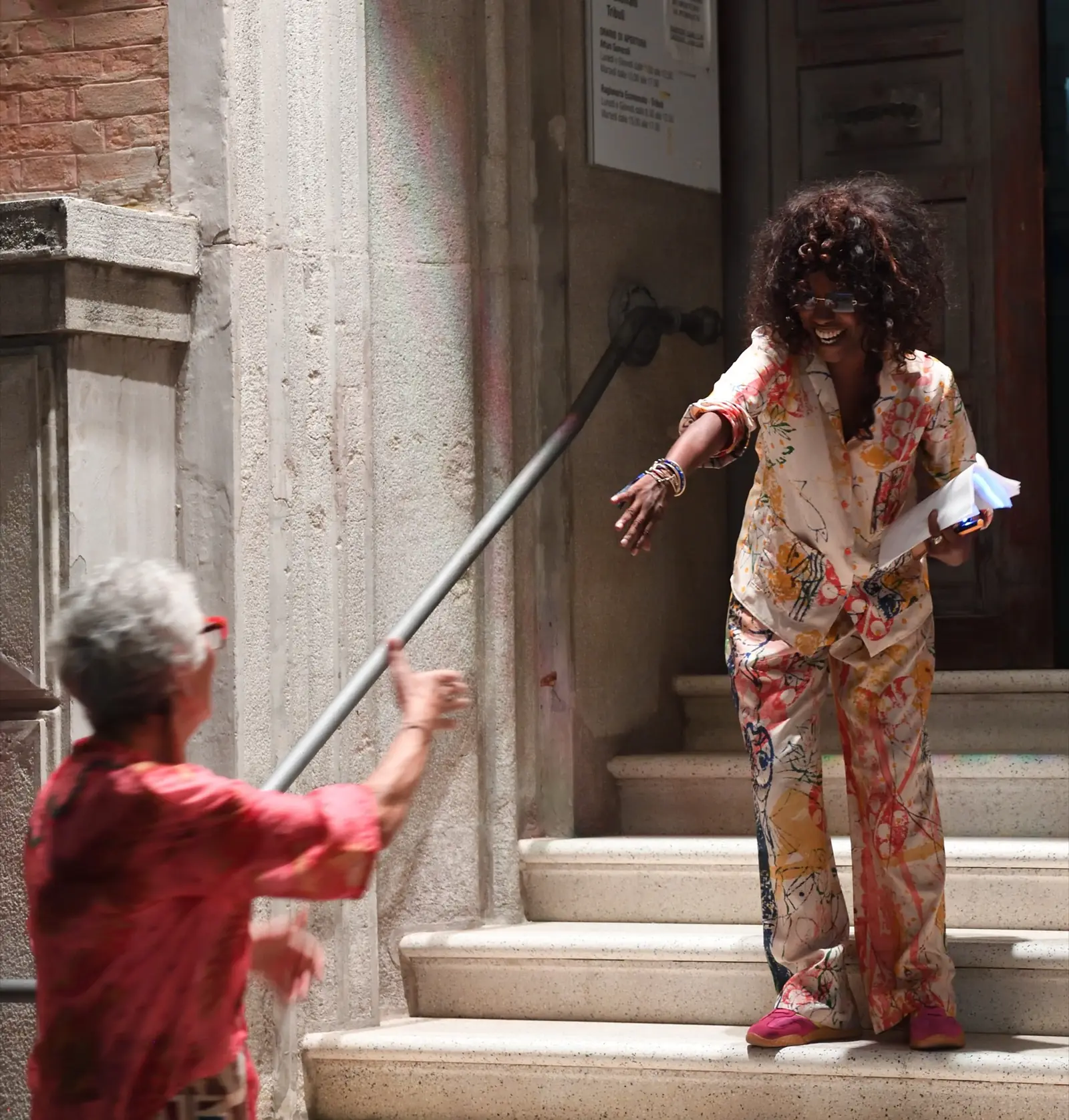 Christine Joan Johnson sui gradini, in un completo stampato a mano