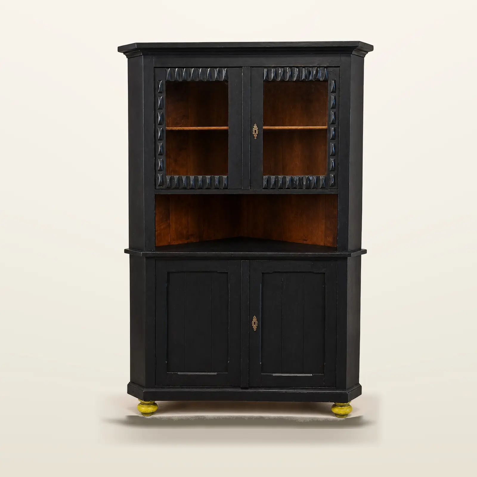 Credenza Nera, Tre quarti