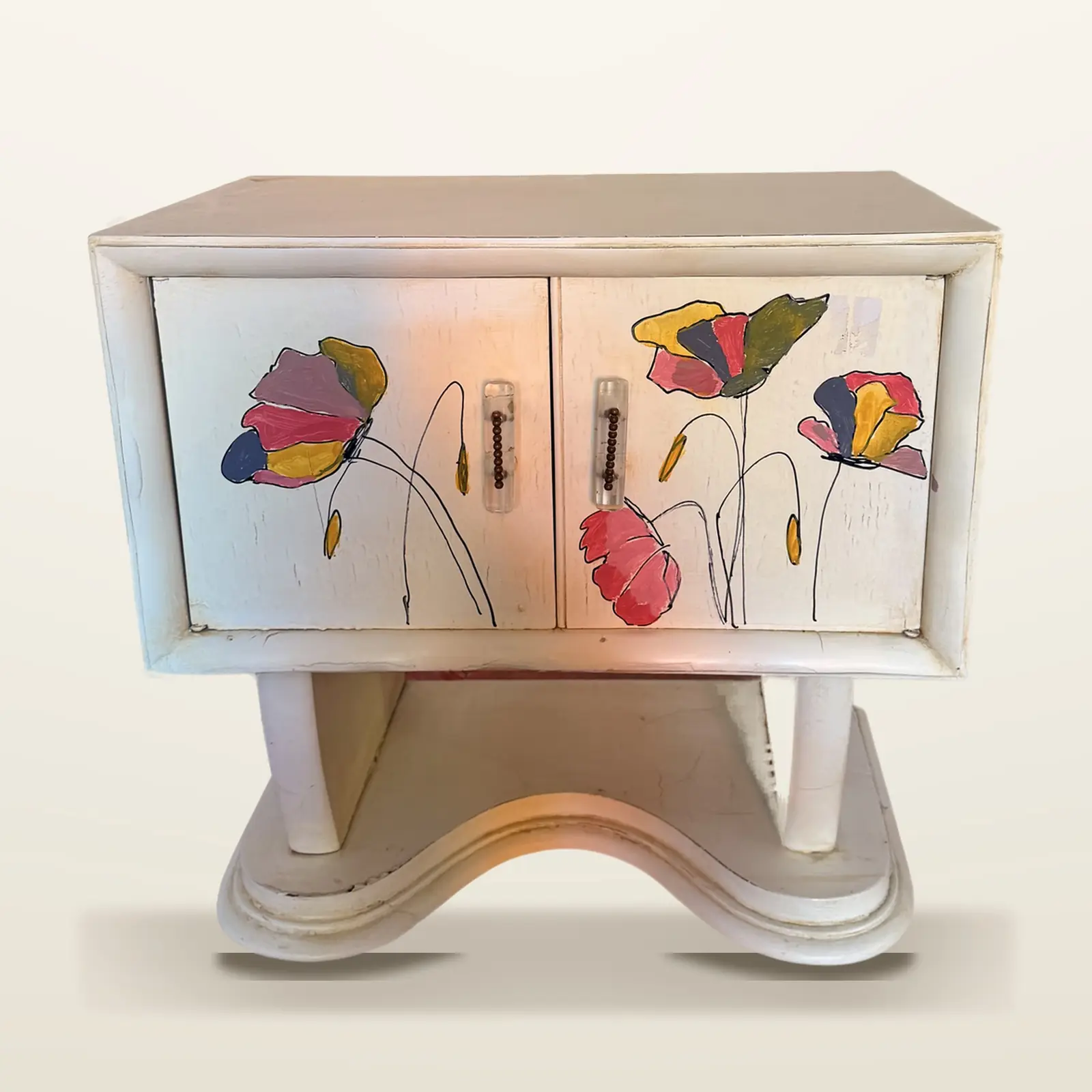 Bloom Whisper, Comodino Art Deco bianco, papaveri dipinti