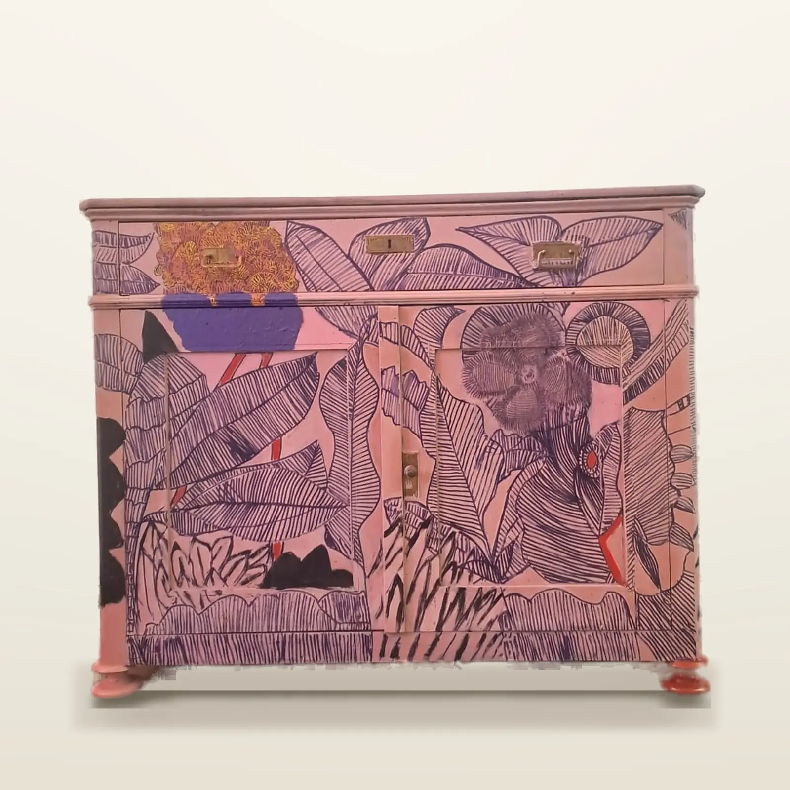 The Reborn Cabinet, Credenza antica, dipinta a mano