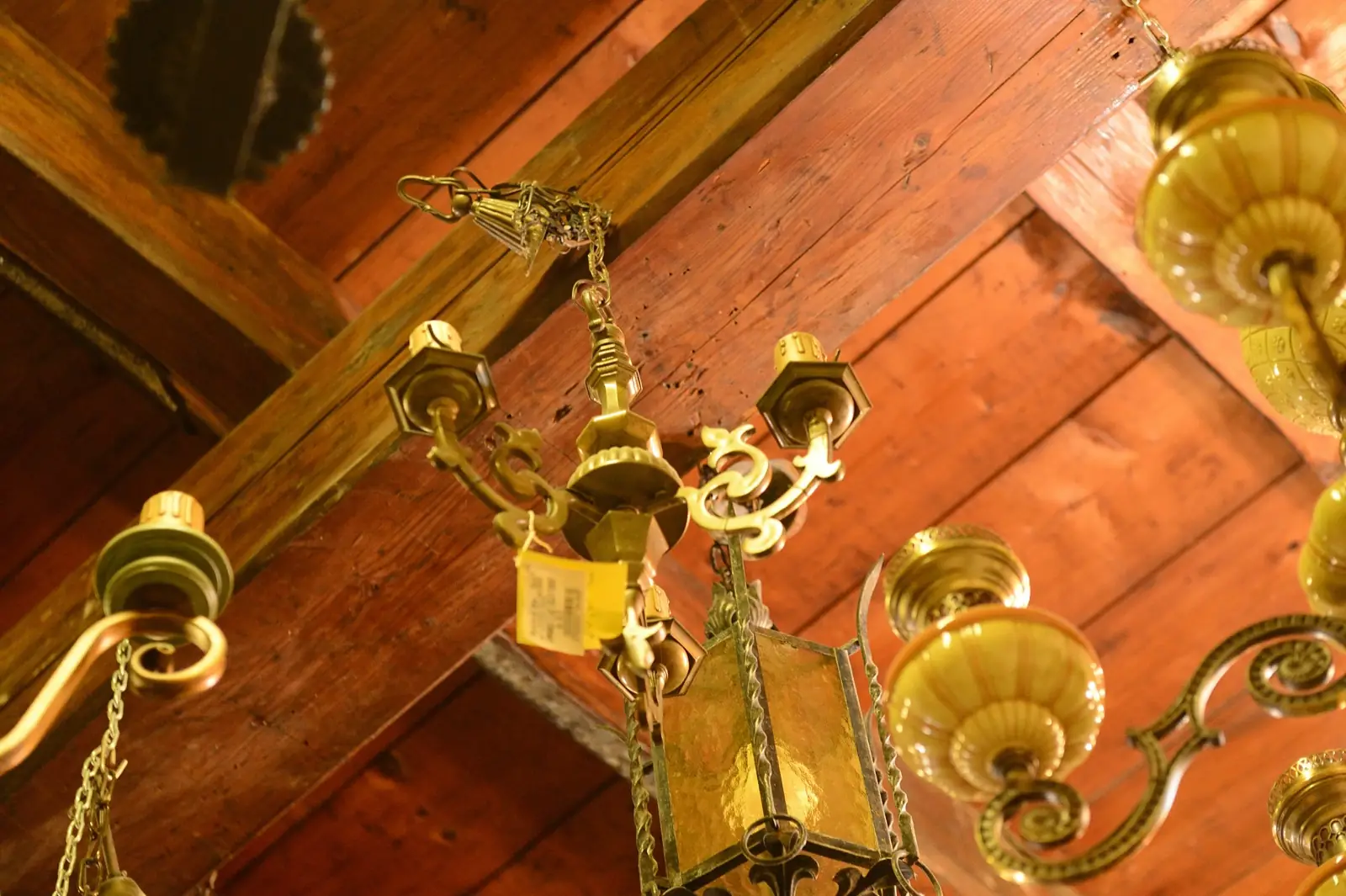 Lampadari accesi sotto le travi di legno